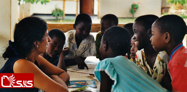 کتابخوانی خانم زیگه برای کودکان در پرورشگاه تانزانیا