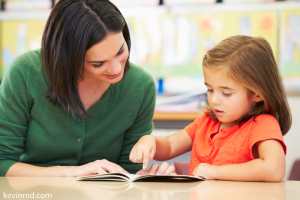 چگونه توانایی خواندن کودک پیش دبستانی خود را ارزیابی کنیم؟