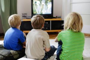 فعالیت‌هایی در مقابل تلویزیون برای تقویت مهارت خواندن کودکان