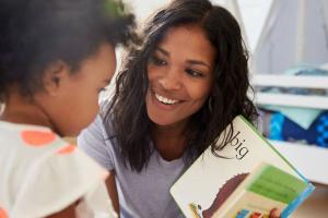 چگونه کتاب‌ها را به نوزادان، نوپایان و کودکان معرفی کنیم