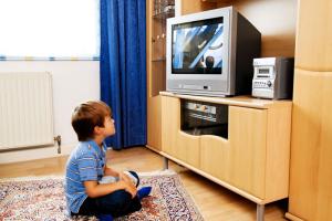 آیا تلویزیون تماشا کردن برای کودکان خیلی بد است؟