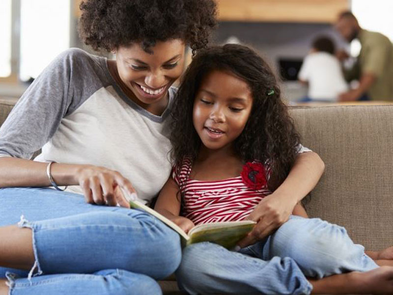 راهنمای پدران و مادران در استفاده از کتاب‌درمانی برای کودکان در خانه