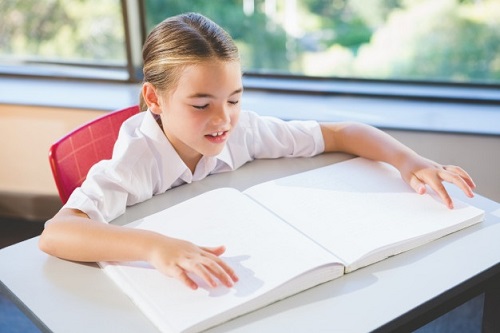 کودک کم بینا و یادگیری خواندن و نوشتن
