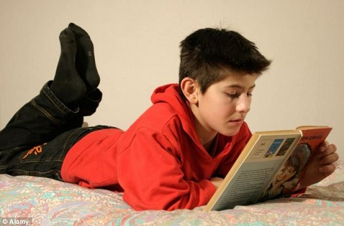 چرا کتاب خواندن پسران یک مسئله است و چرا این موضوع اهمیت دارد؟