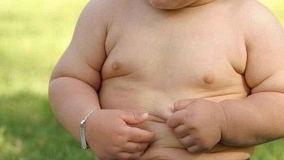 عوامل و الگوهایی که باعث چاقی مفرط در کودکان می‌شوند