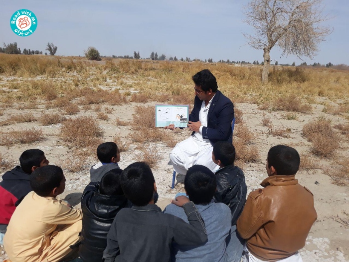  تلاش خستگی‌ناپذیر آموزگار برنامه‌ی «با من بخوان» در هیرمند سیستان و بلوچستان