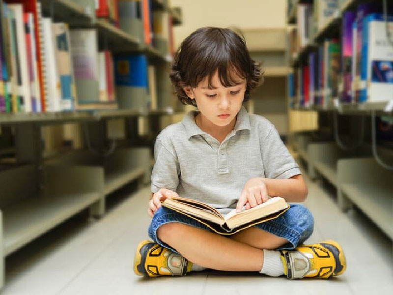 شیوه اجرای خواندن کتاب به تنهایی برای کودکان در کتابخانه