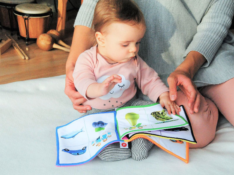 لمس کردن کتاب توسط نوزادان 