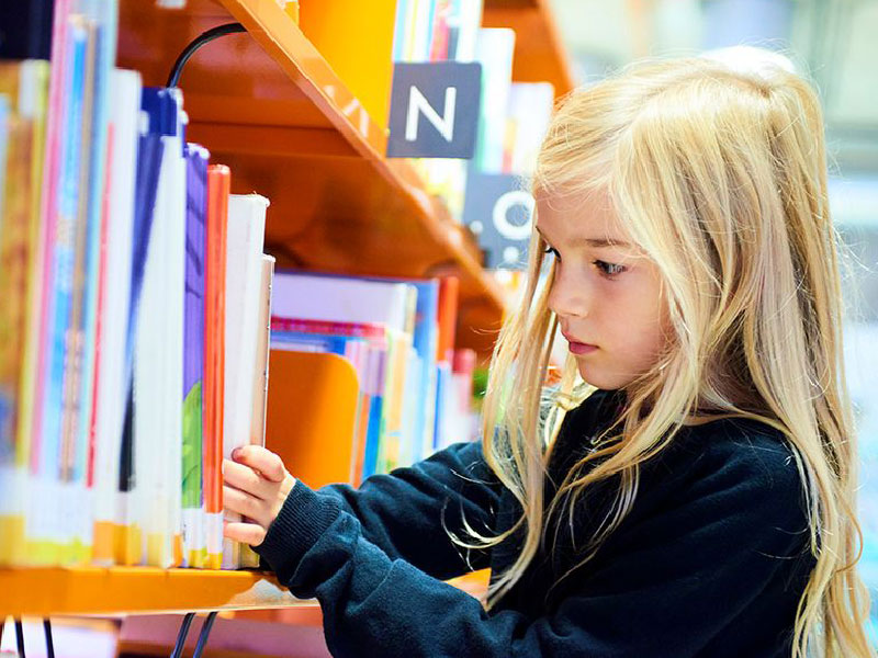انتخاب کتاب توسط کودکان