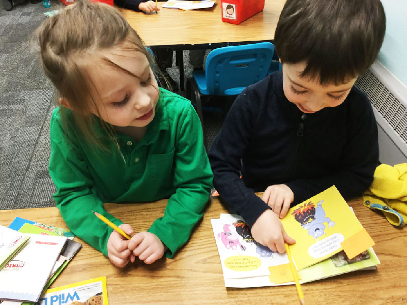 خواندن و انتخاب آزاد کتاب برای کودکان