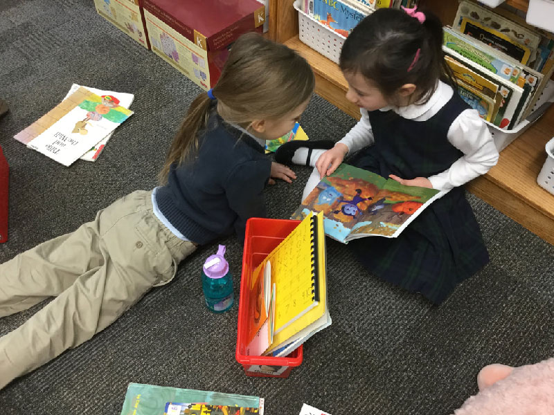 تنهایی کتاب خواندن کودکان