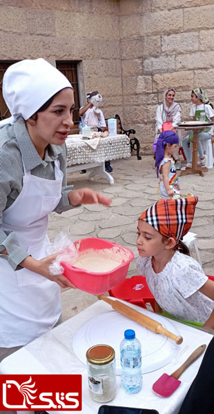 پخت نان در موزه کودکی ایرانک
