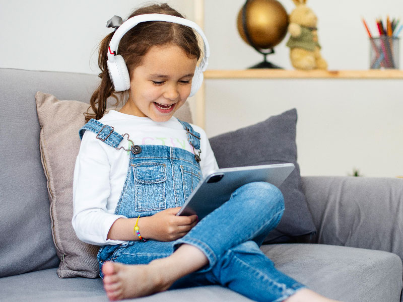 گوشدادن کتاب صوتی یا کتاب گویا برای کودکان