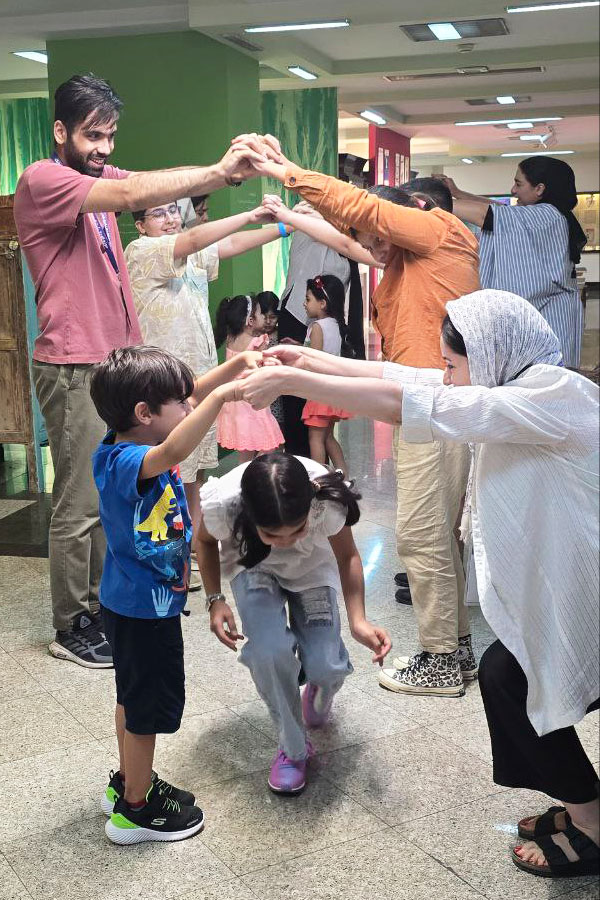 اجرای بازی برای مفهوم طاق ایرانی با کودکان