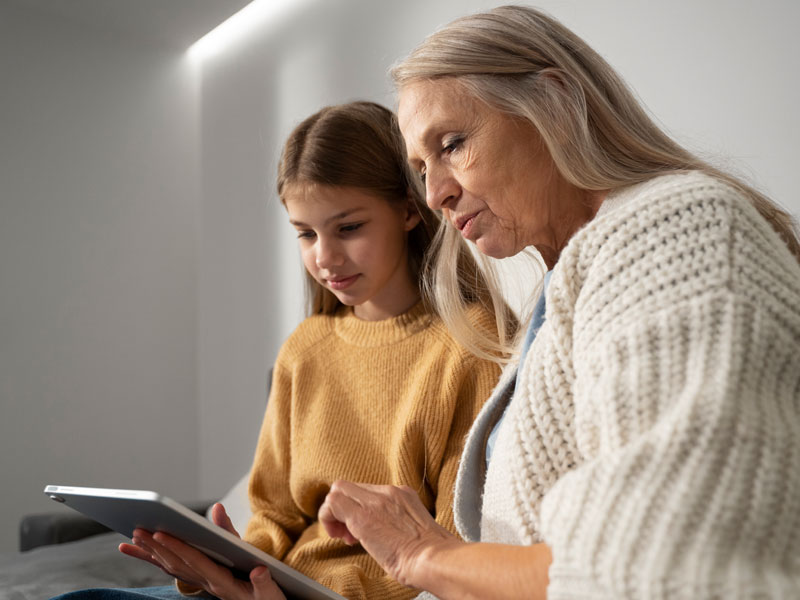 پذیرش و همراهی والدین با نوجوانان در خواندن کتاب دیجیتال