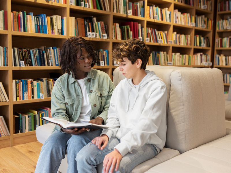 خواندن کتاب با نوجوانان و علاقه‌مند کردن آن‌ها به کتاب