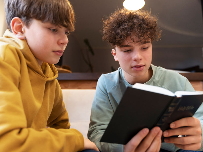 خواندن کتاب با نوجوانان 