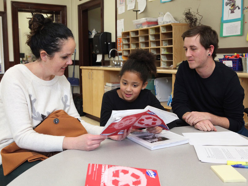 خواندن کتاب برای رشد تفکر انتفادی در کودکان 