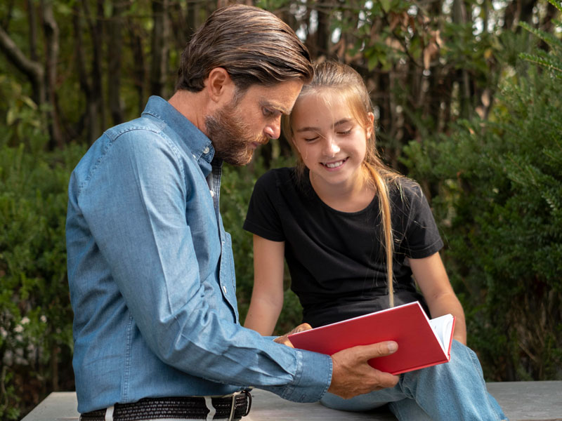 همراهی والدین برای علاقه‌مند شدن به خواندن کتاب نوجوانان