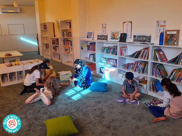 کودکان مشغول کتاب خواندن در یکی از کتابخانه با من بخوان