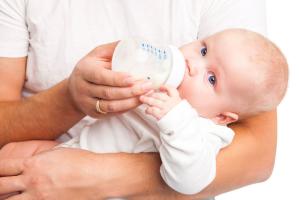 بطری شیر نوزادان: سرگذشتی آغشته به شیر