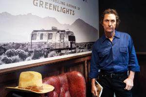 ورزشکاران، هنرمندان و نویسندگان؛ وقتی الگوهای اجتماعی ترویج‌گر کتاب می‌شوند