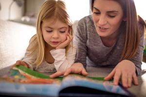 قصه‌گویی با علایق خاص: چگونه از علاقهٔ کودک برای ساختن روایت استفاده کنیم؟