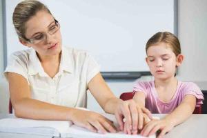 چگونه با کودکان نابینا و کم‌بینا کتاب بخوانیم؟