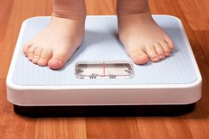عوامل و الگوهایی که باعث چاقی مفرط در کودکان می‌شوند