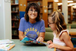 کتابدار کودک؛ راهنمای خواندن و الگوی مطالعه در کتابخانه‌ی مدرسه