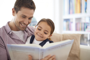چگونه کودکان را به کتاب خواندن علاقه‌مند کنیم