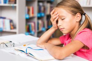از مقاومت تا رغبت: چگونه کودک نارساخوان را به کتاب علاقه‌مند کنیم؟