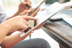 خواندن دیجیتال و چندرسانه‌ای - تقویت سواد رسانه‌ای و مطالعه در عصر دیجیتال