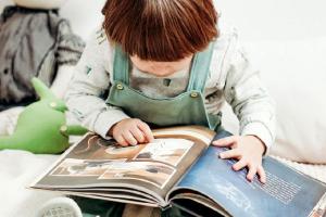 خواندن فردی یا مستقل کودک؛ گامی به‌سوی استقلال در تجربه‌ی خواندن