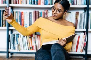 اینفلوئنسرها و شبکه‌های اجتماعی؛ فرصت یا تهدید برای ترویج خواندن در نوجوانان؟