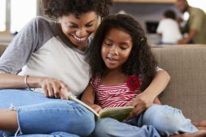 راهنمای پدران و مادران در استفاده از کتاب‌درمانی برای کودکان در خانه