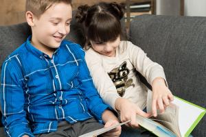 خواهر و برادرِ کتاب‌خوان؛ تأثیر همسالان در ترویج خواندن در خانه