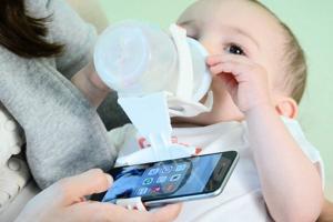  اثرات منفی اعتیاد والدین به گوشی های هوشمند