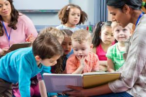 معلم کتاب‌خوان؛ چگونه رفتار خواندن آموزگار بر دانش‌آموزان اثر می‌گذارد؟