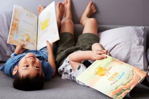 خواندن کتاب‌های کاغذی برای کودکان  بهتر است یا الکترونیکی