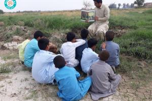  تلاش خستگی‌ناپذیر آموزگار برنامه‌ی «با من بخوان» در سیستان و بلوچستان