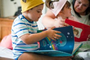 تعامل غیرکلامی با کتاب: حرکت، نگاه و اشاره به‌جای گفتار