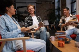 با دانش‌آموزان حلقه داستانی بسازید