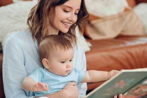 6 راهکار کاربردی برای تقویت پیوند عاطفی میان والد و نوزاد - از ماساژ تا کتاب‌خوانی