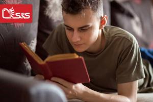 کتاب‌درمانی رشدی: استفاده از کتاب برای راهنمایی نوجوانان در مسیر بزرگ‌سالی