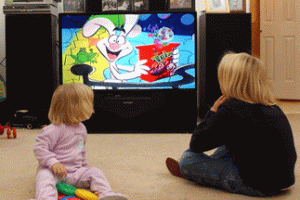 تماشای بیش از اندازه تلویزیون به کودکان آسیب می‌رساند!