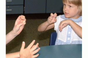 زبان اشاره باید در آموزش به کار رود! 
