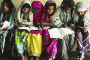 دولت پاکستان دختران را به مدرسه می‌فرستد!