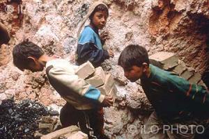 کارهای سخت و خطرناک برای کودکان ممنوع!