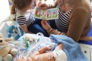 بوک تراست به خانواده نوزادان بیمار و زودرس در بیمارستان ها کتاب هدیه می دهد